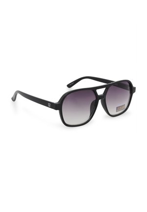 Schwarze Sonnenbrille mit Kunststofffassung, Verlauf dunkel getönte Gläser und dünnem Doppelsteg, liegend auf weißem Hintergrund.