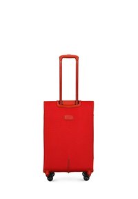 Maleta de mano de tela roja con un mango retráctil, cuatro ruedas negras y forma rectangular. Presenta una pequeña etiqueta en la parte frontal.