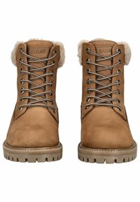 Braune Knöchelstiefel aus Wildleder mit Futter aus Kunstfell, metallischen Ösen und kontrastierenden Schnürsenkeln. Chunky Gummisohle mit Traktionsmustern.