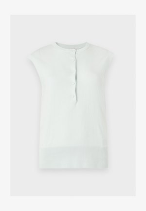 Mouwloze witte gebreide top met geribde kraag en zoom, voorzien van een knoopsluiting aan de voorkant met vijf knopen.