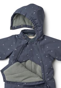 Granatowy kombinezon zimowy z szarym podszyciem polarowym, wyposażony w kaptur i zatrzaski. Zawiera rozproszone jasnoszare wzory liter.