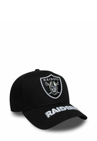 Gorra de béisbol negra con visera curvada, que presenta un logo bordado de los Raiders y letras blancas en la parte frontal. Hecha de un tejido con una textura suave.