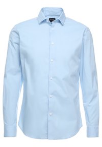 Camicia button-up azzurro chiaro realizzata in cotone morbido, con colletto classico, maniche lunghe e vestibilità sartoriale con bottoni bianchi.