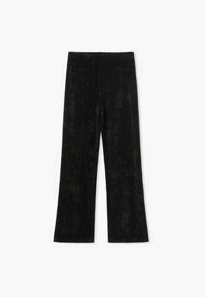 Mustat, leveät housut, jotka on valmistettu teksturoidusta kankaasta, jossa on pystysuoraa uritusta. Vyötärönauha on joustava istuvuuden ja mukavuuden vuoksi.