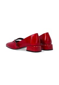 Rote Lacklederschuhe mit niedrigem, quadratischem Absatz, ausgestattet mit einem Ausschnitt-Detail am seitlichen Riemen und einem eleganten, abgerundeten Zehenbereich.
