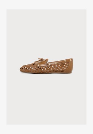 Stuart Weitzman, TINSLEY MOCCASIN - Mocassins - boho tan