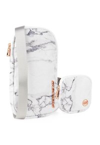 Bolso de hombro con patrón de mármol blanco y acentos en oro rosa, con herrajes de cremallera. Incluye un pequeño estuche extraíble para almacenamiento adicional.