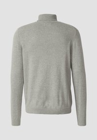 Jasnoszary sweter z wysokim kołnierzem i długimi rękawami, o miękkiej, teksturowanej powierzchni oraz ściągaczach na mankietach i dole.