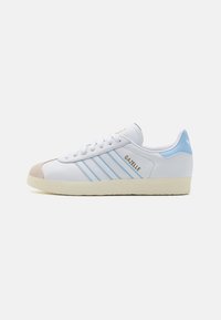 adidas Originals - GAZELLE UNISEX - Sneakers laag - footwear white/glow blue/off white Miniatuurafbeelding 1