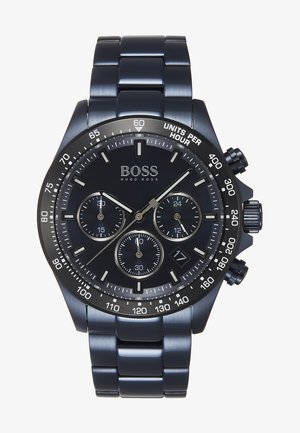 Zwarte roestvrijstalen chronograafhorloge met drie sub-dials, lichtgevende wijzers en een gestructureerde bezel. Verstelbaar schakelarmband ontwerp.