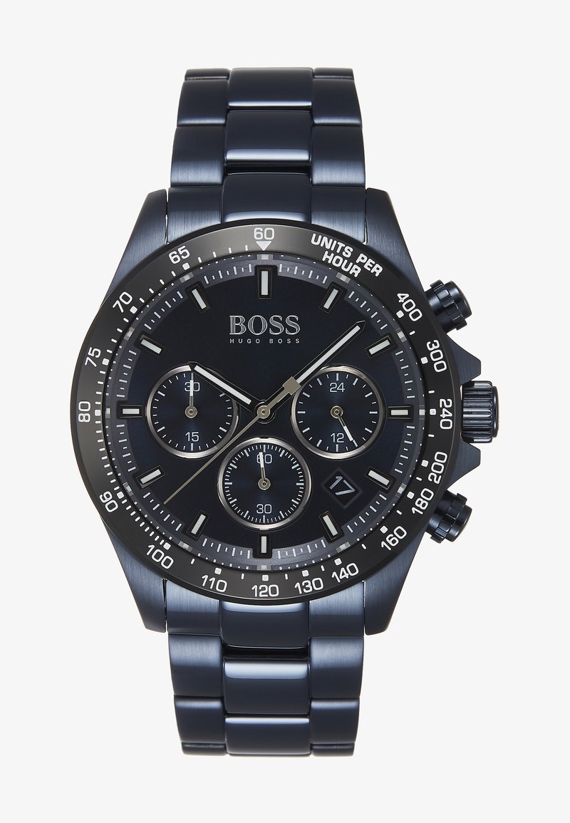 Melna nerūsējošā tērauda hronogrāfa pulkstenis ar trim subdialiem, mirdzošām rādītājiem un teksturētu malu. Regulējama saites aproces konstrukcija.