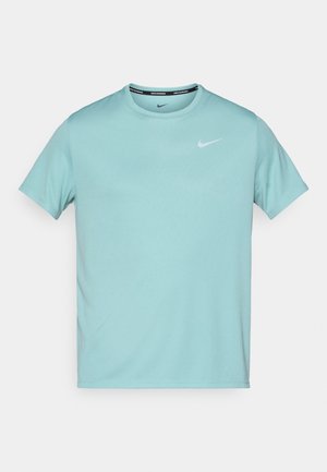 Camiseta Nike de color azul claro, hecha de una tela suave, con cuello redondo, mangas cortas y un logo de Nike blanco en el pecho.