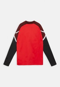 Langarmsgportshirt met een rode body, zwarte mouwen en geprinte zwarte schouderaccenten. Heeft een ronde hals en een sportief ontwerp.