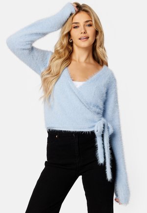 FLUFFY KNITTED WRAP TOP - Striktrøje - light blue denim