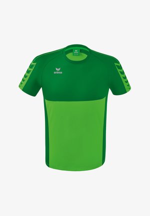 Maglia sportiva verde realizzata in tessuto leggero, con una sezione superiore uniforme e accenti di un verde più scuro, caratterizzata da un logo riflettente sul petto.