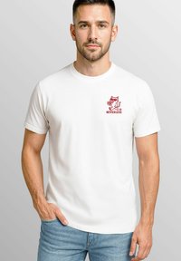 Short-sleeve white t-shirt made of cotton with a red graphic design featuring a cat and the text "NEVERLESS" on the left chest area.