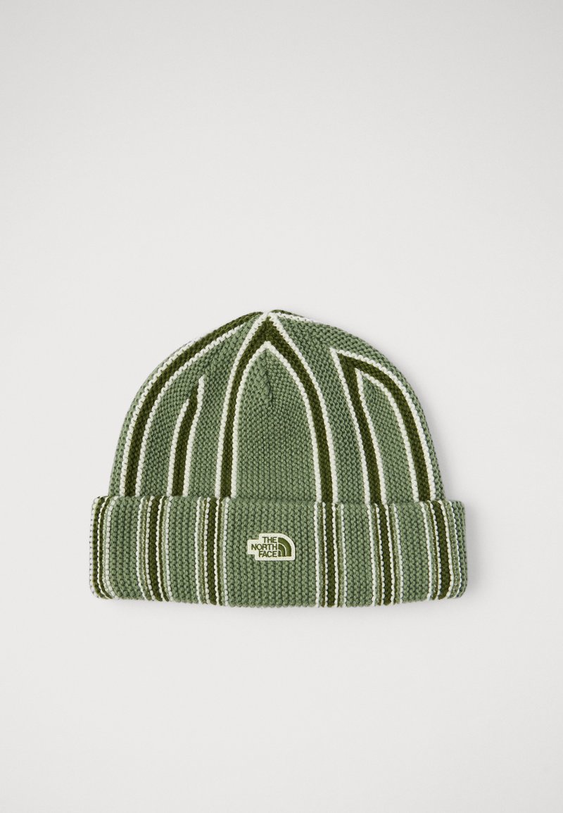 Πράσινο πλεκτό σκουφάκι με λευκές και σκούρες πράσινες ρίγες, διαθέτοντας διπλωμένο μανίκι και μια μικρή ετικέτα λογότυπου μπροστά. Υφή και ζεστή σχεδίαση.