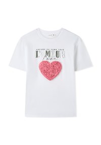 T-shirt bianca in cotone con una grafica a forma di cuore testurizzata rosa e il testo "I SOGNI DIVENTANO REALTÀ L'AMOUR love" in nero e grigio a contrasto.