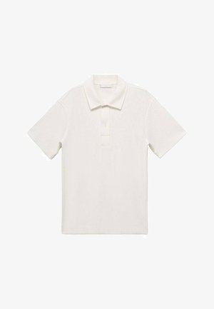 Vit kortärmad pikétröja med ribbad textur, treknappsstängning och mjuk krage. Enkelt design utan ytterligare mönster eller detaljer.