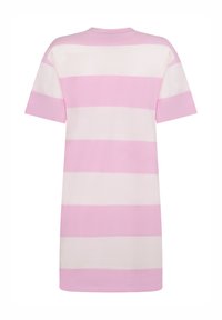 Ροζ και λευκό ριγέ φόρεμα από μαλακό βαμβάκι, με κοντά μανίκια και στρογγυλή λαιμόκοψη. Οι ρίγες είναι ομοιόμορφα διατεταγμένες.