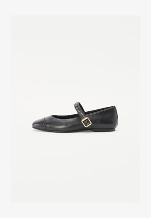 Ballerines en cuir noir avec un bout rond, une sangle avec des accents en boucle dorée, et une semelle plate. Texture lisse et design minimaliste.