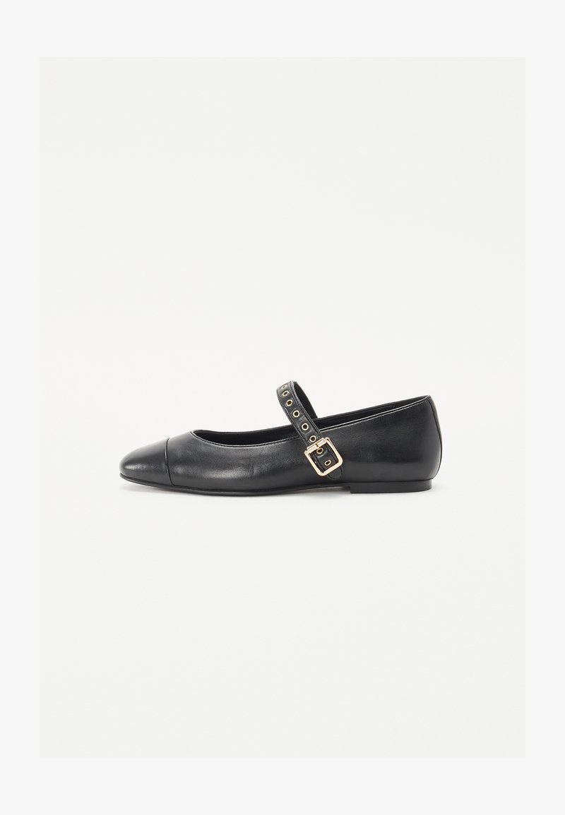 Sapatilhas de ballet em couro preto com ponta arredondada, uma tira com detalhes de fivela dourada e sola plana. Textura suave e design minimalista.