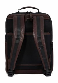 Brauner Leder- und schwarzer Netz-Rucksack mit doppelten Trägern, Obergriff und zwei Reißverschlusstaschen; verfügt über verstellbare Schnallenverschlüsse.