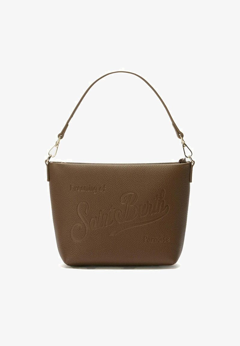 Sac bandoulière en cuir marron avec texte embossé « Dreaming of Saint Barth Paradise », doté d'une poignée courbée et d'une surface texturée.