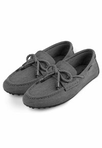 Graue Stoffslipper mit strukturierter Oberfläche, ausgestattet mit einem geflochtenen Schnürdesign und einer Gummisohle mit kleinen Griffnoppen.