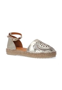 Metalické stříbrné espadrilky s dekorativním výřezovým designem na špičce, tkanou juteovou podrážkou a nastavitelným řemínkem kolem kotníku.