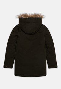 Tmavě zelená parka s kapucí podšitou umělou kožešinou, dlouhými rukávy a manžetami na knoflíky. Hladká látka a rovný střih.