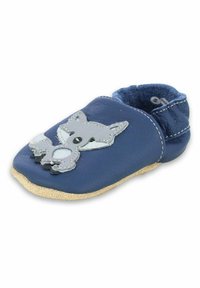 Blauwe leren schoen met een zachte suède zool, met een grijze vosontwerp op de neus en contrasterende stiksels langs de randen.