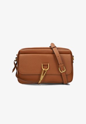 Borsa a mano in pelle marrone con una finitura testurizzata, chiusura a soffietto frontale, dettagli in metallo dorato e tracolla regolabile. Design rettangolare compatto.