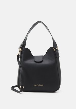 Czarna skórzana torebka Valentino z górnym uchwytem, regulowanym paskiem na ramię, klapą i złotym logo na froncie.