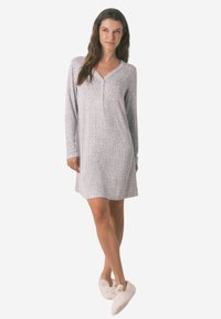 Lette langærmet natkjole i grå med et subtilt leopardmønster, der har en henley-udskæring og en let svajet kant.