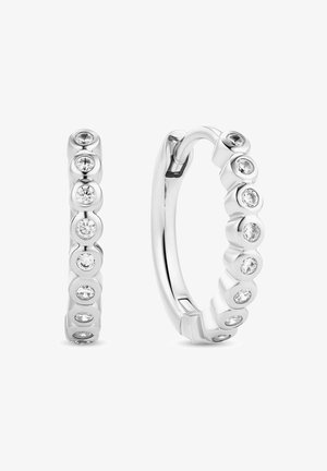 Silver hoops med en serie av växelvis rundade och fattsatta klara stenar längs den främre ytan, slät textur och polerad finish.