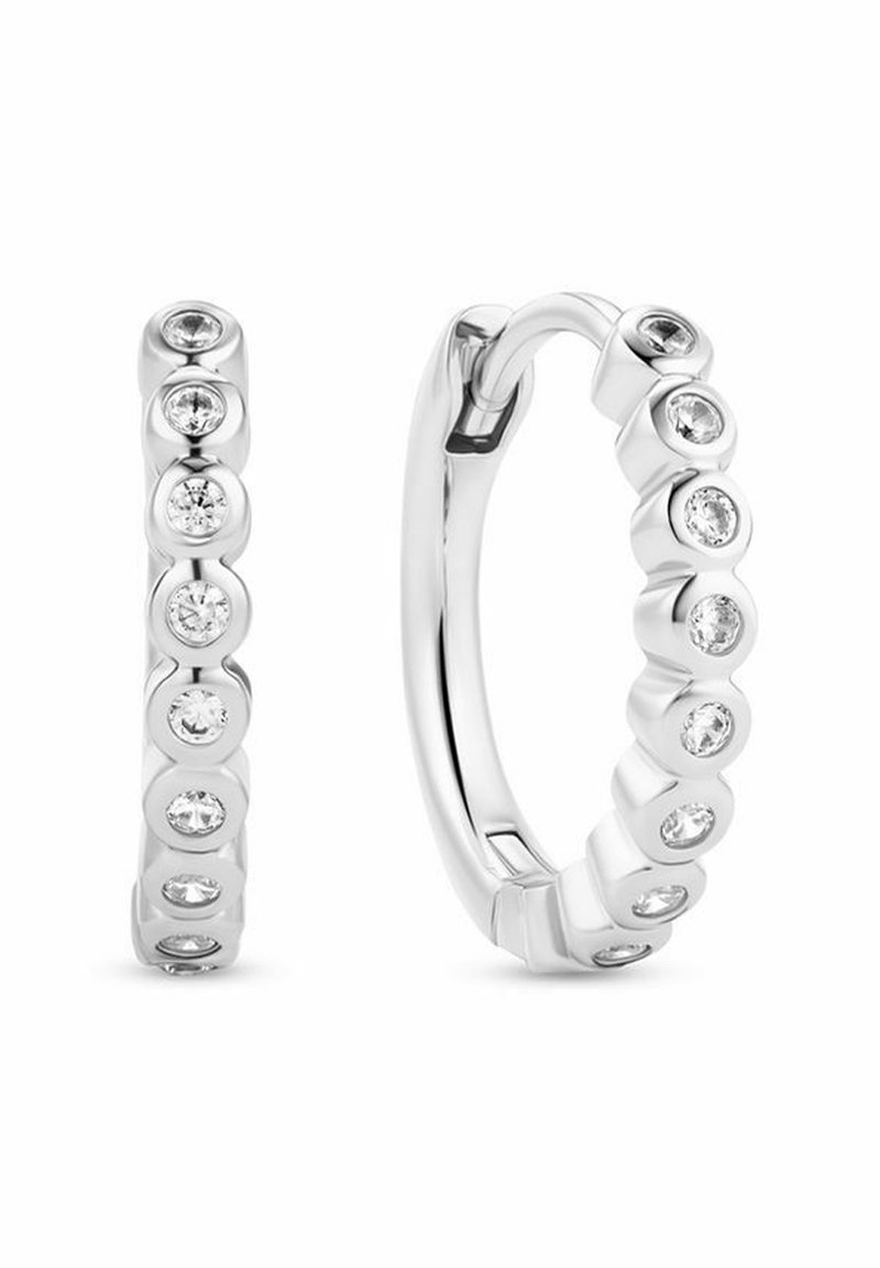 Silver hoops med en serie av växelvis rundade och fattsatta klara stenar längs den främre ytan, slät textur och polerad finish.