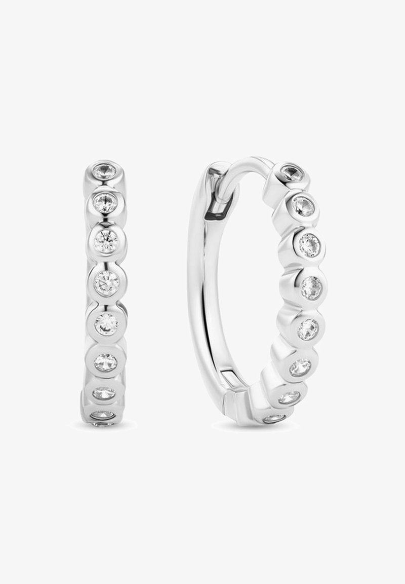 Silver hoops med en serie av växelvis rundade och fattsatta klara stenar längs den främre ytan, slät textur och polerad finish.