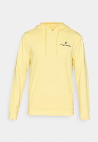 Gul hættebluse lavet af blødt stof, med en kengurulomme, ribbede manchetter og et lille sort logo på brystet.