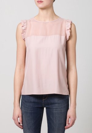 Blusa sin mangas de color rosa claro con un panel superior transparente y acentos de volantes en los hombros. Fabricada con un tejido suave y de corte holgado.