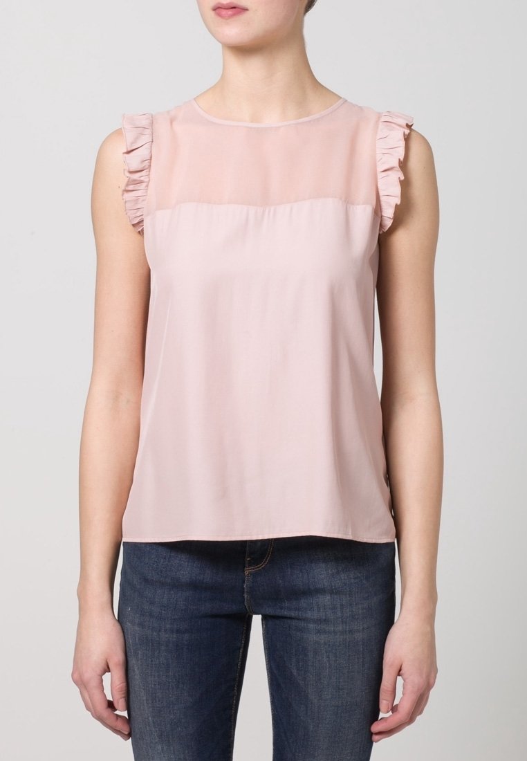 Světle růžová bezrukávová blůza s průhledným horním panelem a volánkovými akcenty na ramenech. Vyrobena z hladké látky, s volným střihem.