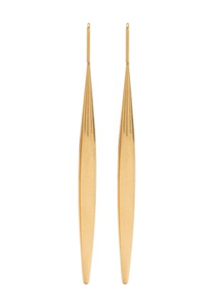 Długie, smukłe, zwężające się złote kolczyki wiszące z delikatnym liniowym zdobieniem i zapięciem na haczyk.