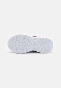 Vit sneakersula med texturerad gummi, med ett zigzag-mönster och cirkulära detaljer. Observera den minimalistiska designen och släta kanter.