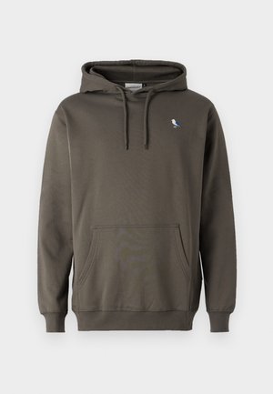 Olijfgroene hoodie gemaakt van zachte katoen. Heeft een voorzak en een kleine vogelborduursel op de linkerborst.