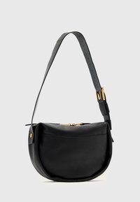 Črna usnjena torbica čez telo s ukrivljeno obliko, zlatim zadrgo in dolgim nastavljivim paščkom z detajlom z zaponko.