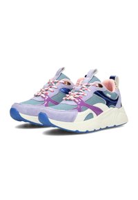 Baskets pastel violettes et bleues en matériau mesh et suède, avec des accents blancs, une semelle texturée et des lacets à motifs. Design épais.