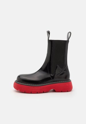 MSGM CHELSEA BOOT - Platvormtallaga poolsaapad - red/black