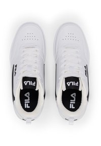 Sneakers bianche con dettagli neri, caratterizzati da una punta perforata, lacci in tessuto, collare imbottito e logo Fila sulla linguetta e sul lato.