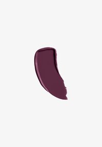 Échantillon de rouge à lèvres prune profond avec une finition brillante, présentant une texture lisse et un bord arrondi. Appliqué avec une forme incurvée et effilée.
