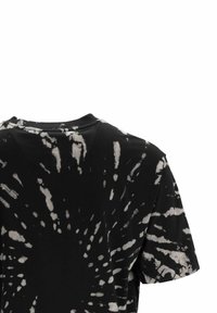 Černé tričko s krátkým rukávem a bílým tie-dye vzorem vyzařujícím ze středu na z�ádech na čistě bílém pozadí.